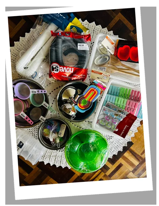 Kit com dosadores, forminhas, peneiras, colheres e bacias